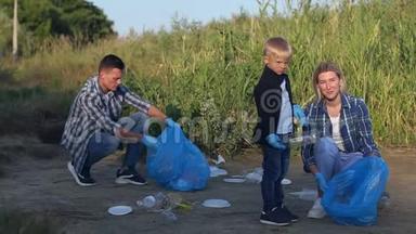 <strong>青年志愿者</strong>和孩子们在河岸的公园里收集垃圾。